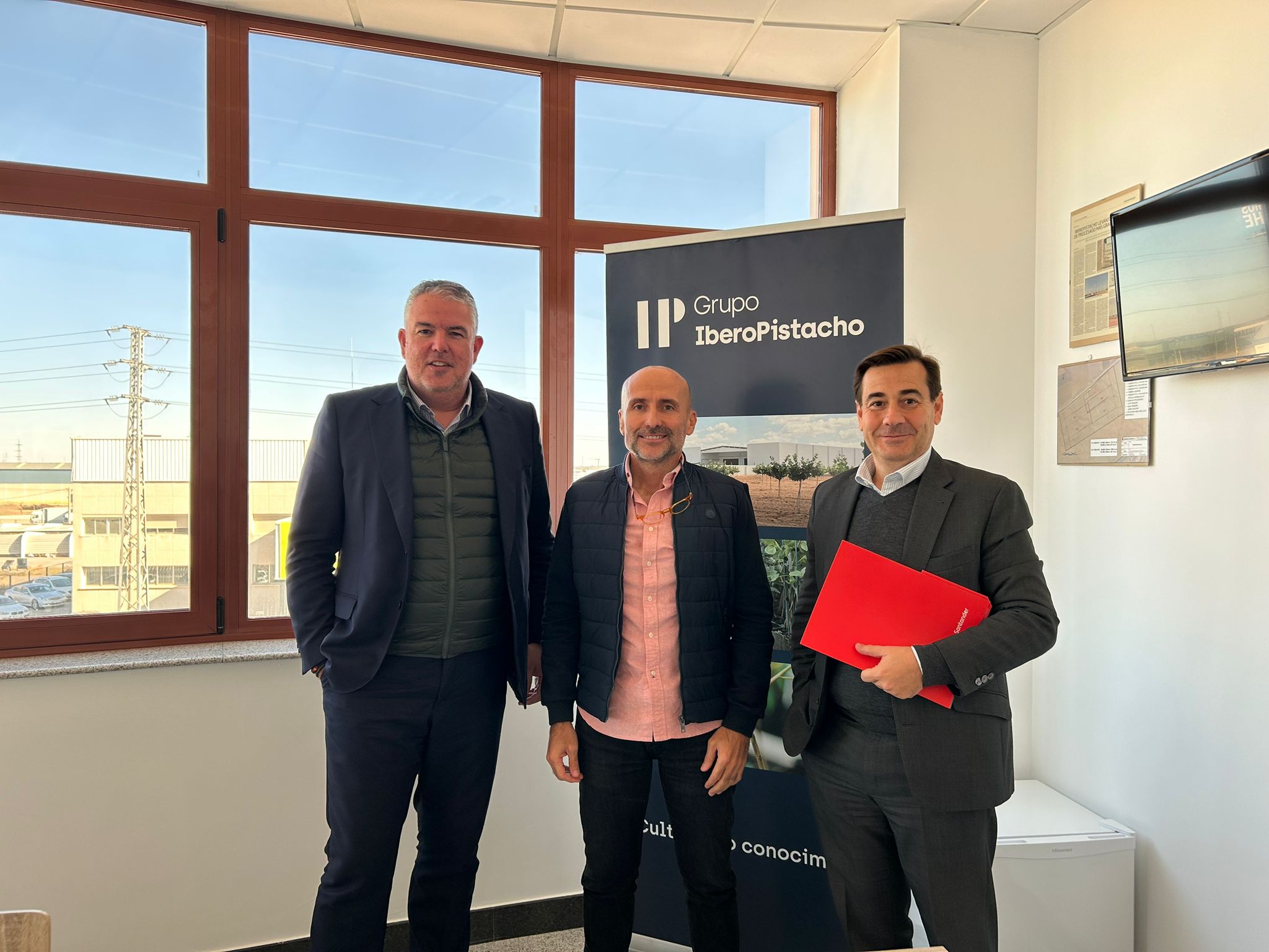 Acuerdo de financiación entre Grupo IberoPistacho y Banco Santander